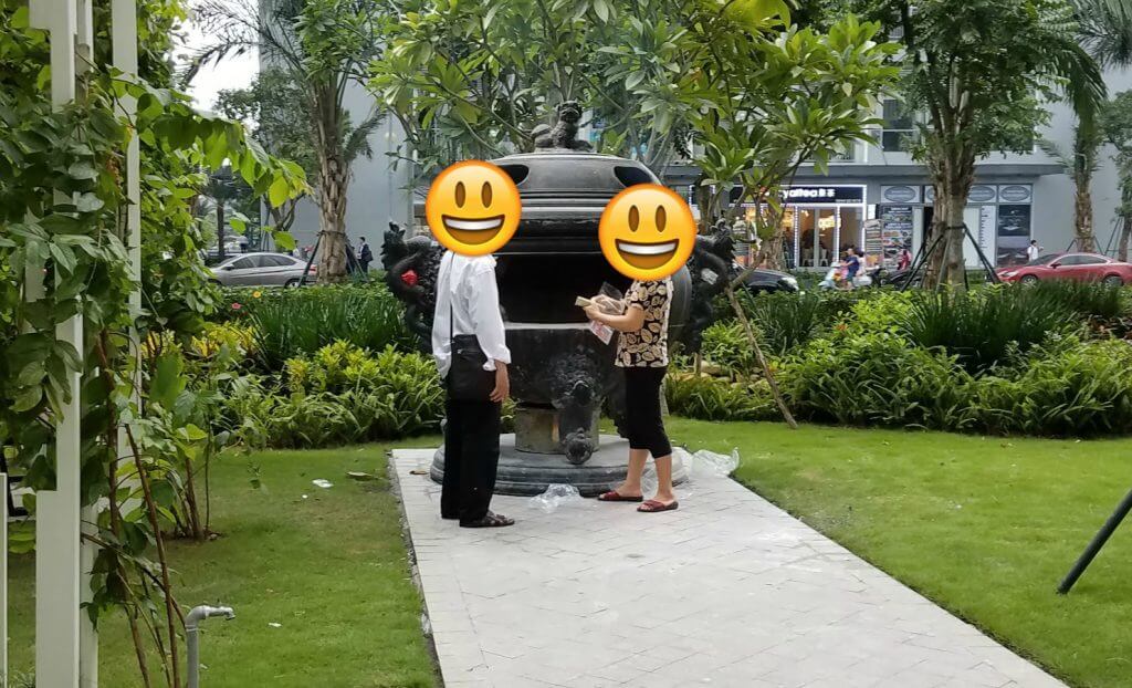 Vứt thẳng nilon đựng vàng mã xuống sàn và sau đó "quên" không dọn